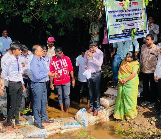 लोकसहभागातून व श्रमदानातून वनराई बंधारे बांधण्याच्या मोहिमेला गती द्यावी – जिल्हाधिकारी डॉ. राजेश देशमुख