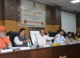 टंचाईच्या अनुषंगाने पिण्याच्या पाण्याला प्रथम प्राधान्य द्यावे – पालकमंत्री राधकृष्ण विखे-पाटील