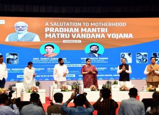 अंगणवाडी कर्मचाऱ्यांना स्मार्ट फोन देण्याची तसंच आयुर्विम्याचा हप्ता भरण्याची केंद्रीय महिला आणि बालविकास मंत्र्यांची घोषणा