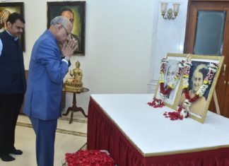 राजभवनात राज्यपाल रमेश बैस आणि उपमुख्यमंत्री देवेंद्र फडनवीस यांनी सरदार पटेल यांच्या प्रतिमेला पुष्पांजली अर्पण करून केलं अभिवादन