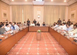 विदर्भ आणि मराठवाड्यातील दुग्धविकास प्रकल्पांचा केंद्रीय मंत्री नितीन गडकरी, उपमुख्यमंत्री देवेंद्र फडणवीस यांच्याकडून आढावा