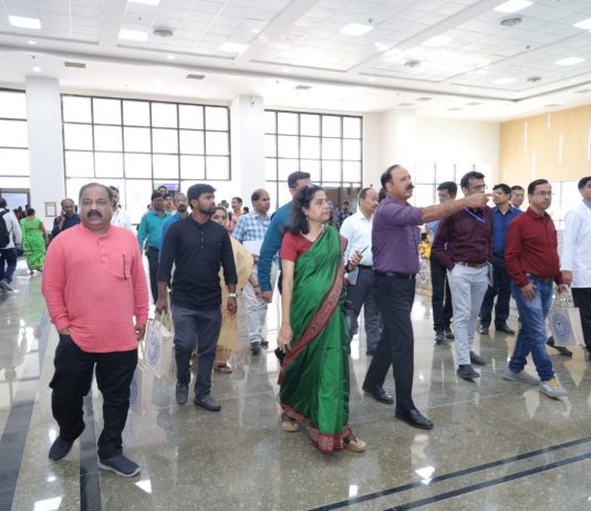 आसाममधील महत्वाच्या ठिकाणांचा दौरा : महाराष्ट्राच्या पत्रकारांची एम्स गुवाहाटी आणि सुआलकुची रेशीम केंद्राला भेट