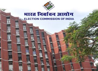 कर्नाटक सरकारच्या यशाबद्दल तिथल्या वृत्तपत्रांमध्ये जाहिराती प्रसिद्ध केल्यावरून निवडणूक आयोगाची कर्नाटक सरकारला नोटिस