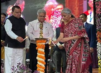 केंद्रीय अर्थमंत्री निर्मला सीतारामन यांच्या हस्ते गुजरातमधील वापी येथे 12 जीएसटी सेवा केंद्रांचे उदघाटन