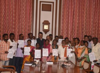 १७ कातकरी कुटुंबांना मिळाल्या त्यांच्या हक्काची जमिनी ; उपमुख्यमंत्री देवेंद्र फडणवीस यांचा पुढाकार